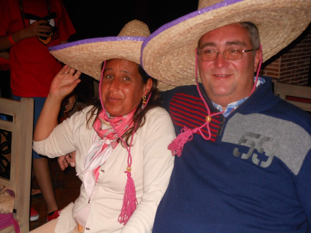 Mama en papa van Charry met grote sombrero's op een feestje