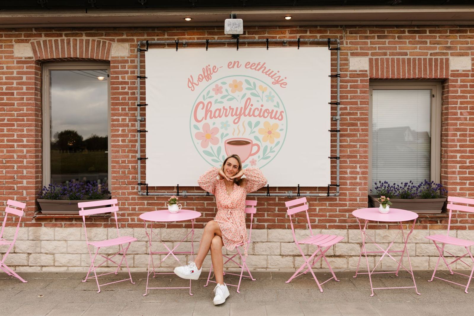 Charry aan een roze tafeltje voor haar zaak
