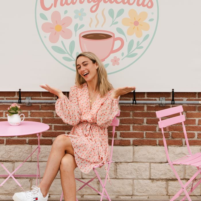 Charry haalt lachend haar schouders op