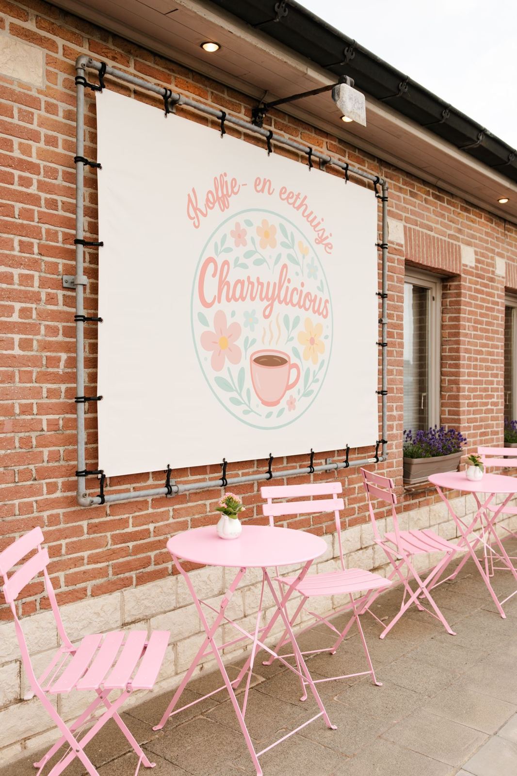 Het roze terras van Charrylicious langs de gevel